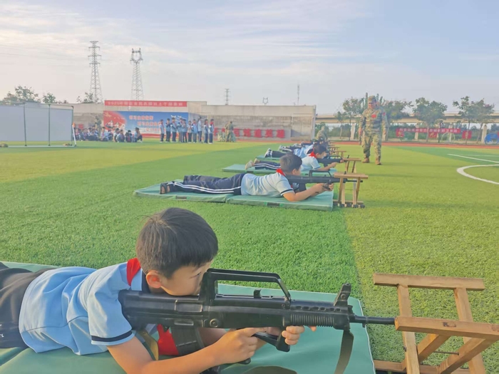 民权县:“红领巾”进军营 厚植爱国强军情 民权县:“红领巾”进军营 厚植爱国强军情