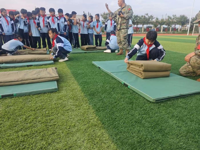 民权县:“红领巾”进军营 厚植爱国强军情 民权县:“红领巾”进军营 厚植爱国强军情