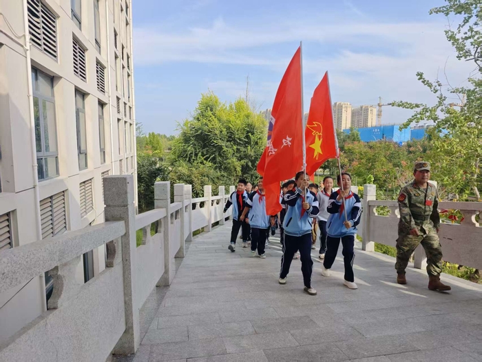 民权县:“红领巾”进军营 厚植爱国强军情 民权县:“红领巾”进军营 厚植爱国强军情