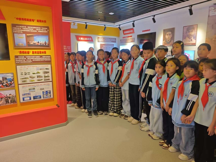 民权县:“红领巾”进军营 厚植爱国强军情 民权县:“红领巾”进军营 厚植爱国强军情