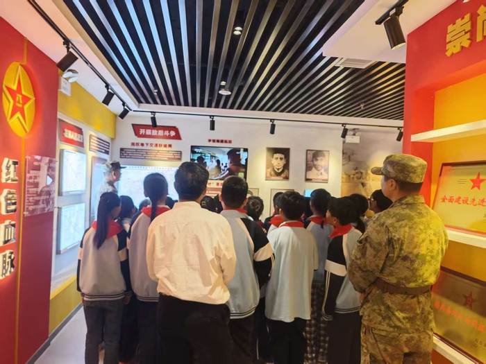 民权县:“红领巾”进军营 厚植爱国强军情 民权县:“红领巾”进军营 厚植爱国强军情