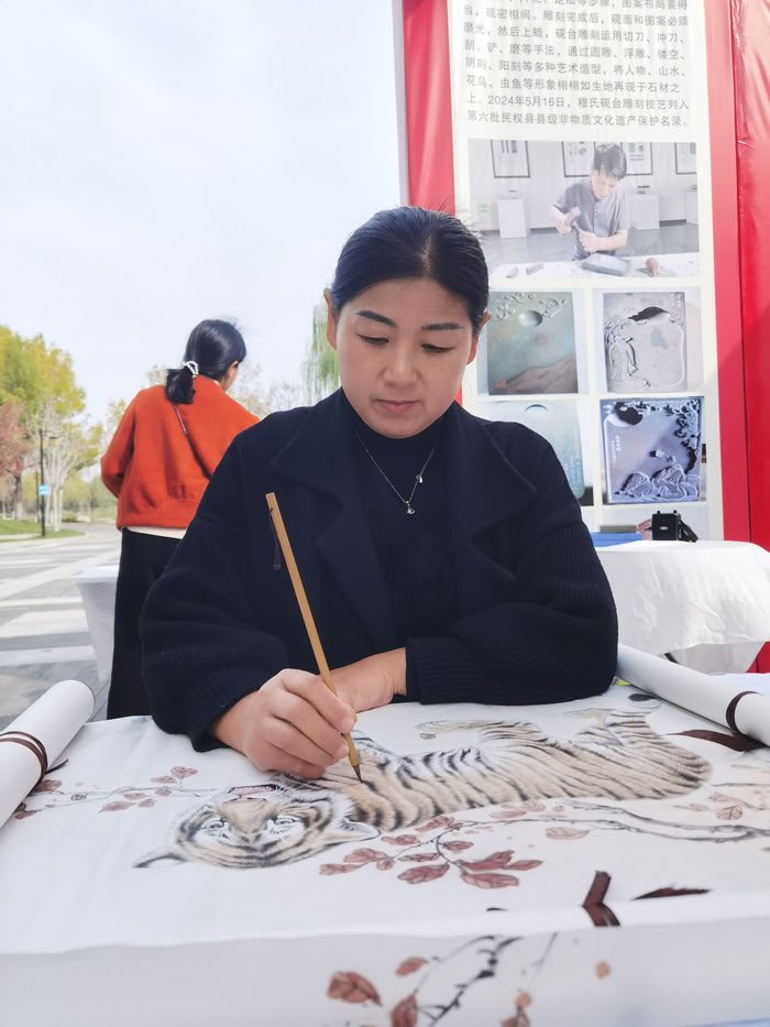 我县画家王春丽、穆氏砚台传承人穆振奇出席第十届华商文化节