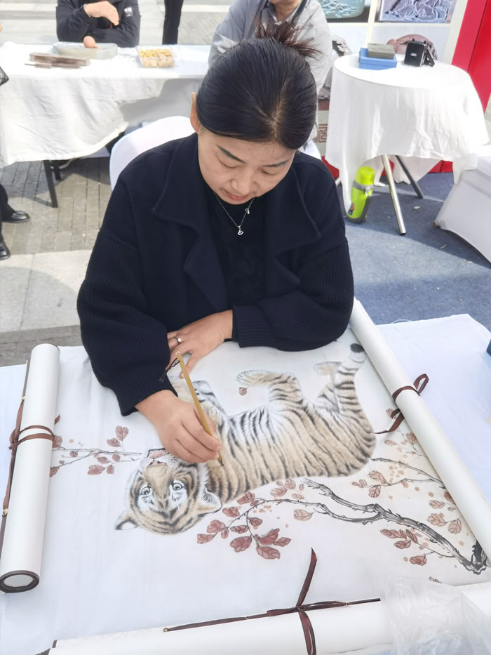 我县画家王春丽、穆氏砚台传承人穆振奇出席第十届华商文化节