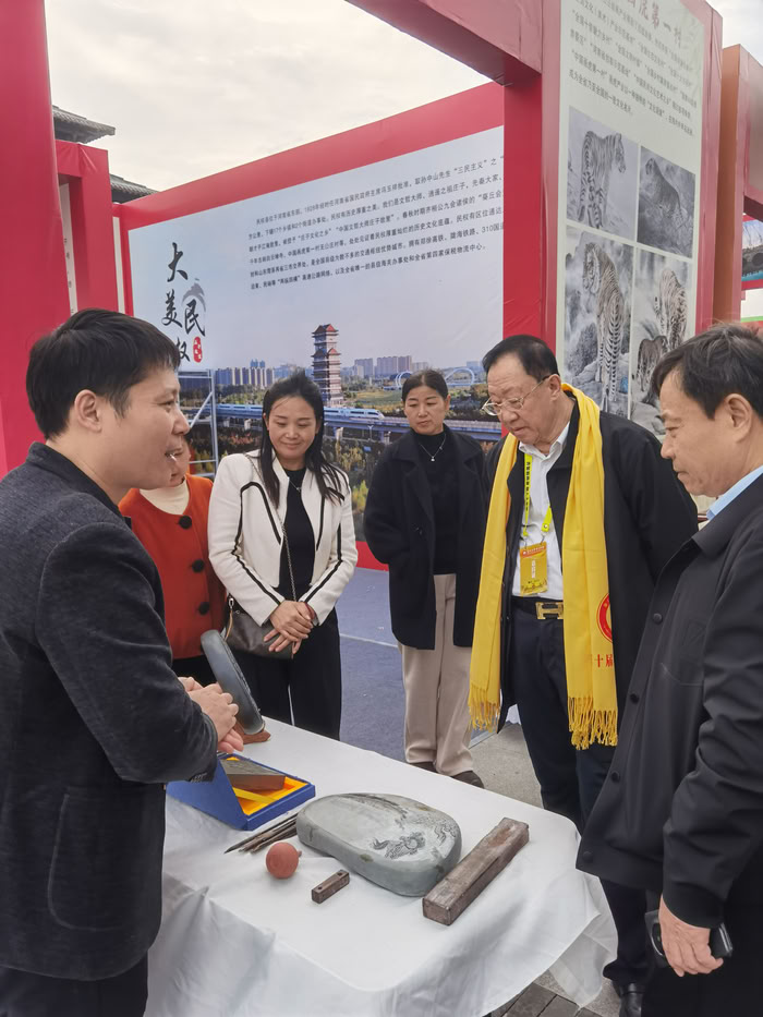 我县画家王春丽、穆氏砚台传承人穆振奇出席第十届华商文化节