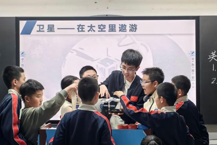 四中全会精神在基层丨哈工大“造卫星”的“小课堂”有了“新教案” 四中全会精神在基层丨哈工大“造卫星”的“小课堂”有了“新教案”