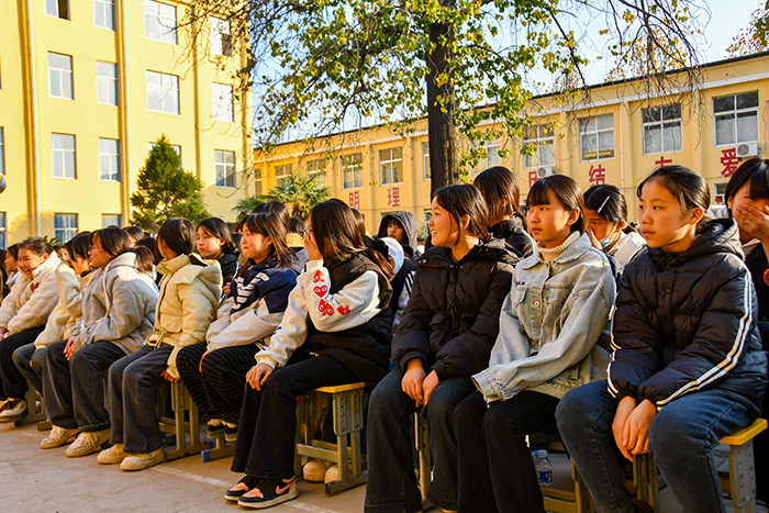 法治护航青春路 共建和谐校园梦 ——民权县人和镇第一初级中学法治教育报告会