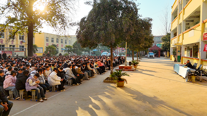 法治护航青春路 共建和谐校园梦 ——民权县人和镇第一初级中学法治教育报告会