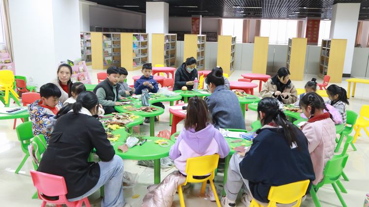 民权县图书馆举办“与书同行·点亮童年”阅读活动