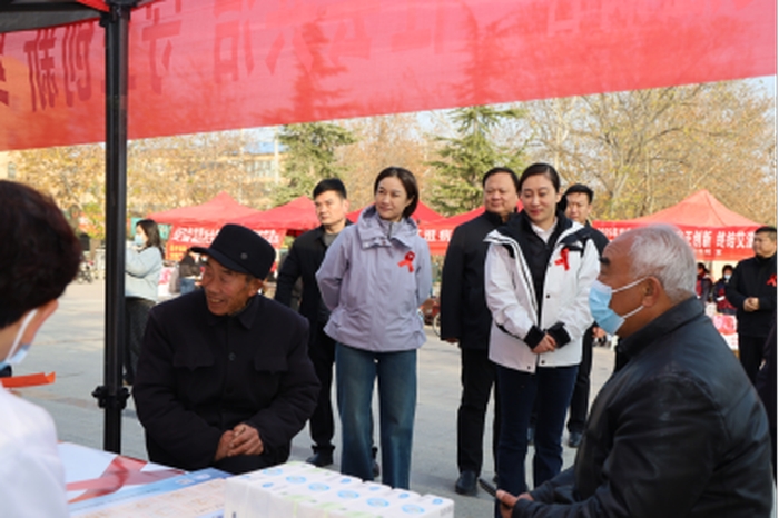 社会共治筑防线 多维联动抗艾滋 ——民权县开展第38个“世界艾滋病日”主题宣传活动 社会共治筑防线 多维联动抗艾滋 ——民权县开展第38个“世界艾滋病日”主题宣传活动