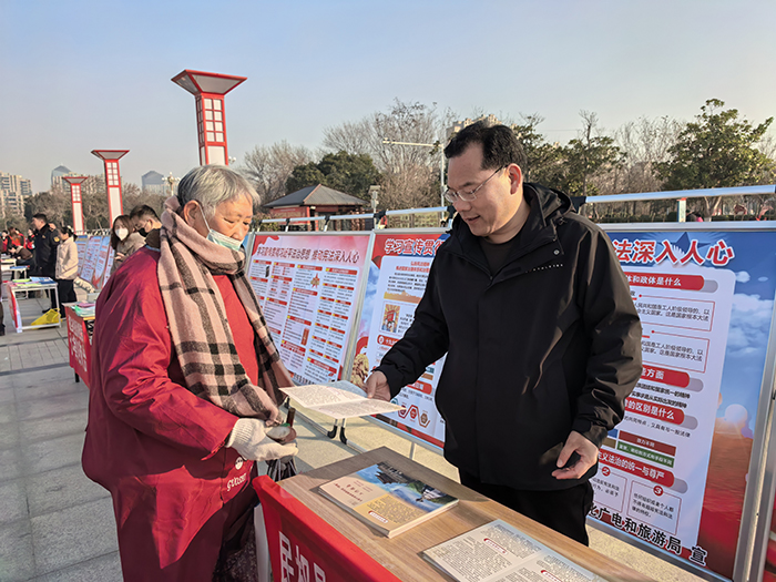 民权县文化广电和旅游局宪法宣传周普法 ——党组书记赵世忠现场答疑