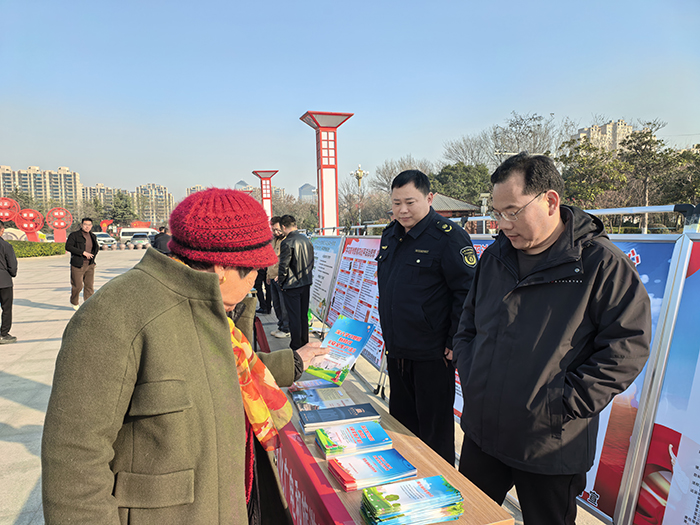 民权县文化广电和旅游局宪法宣传周普法 ——党组书记赵世忠现场答疑