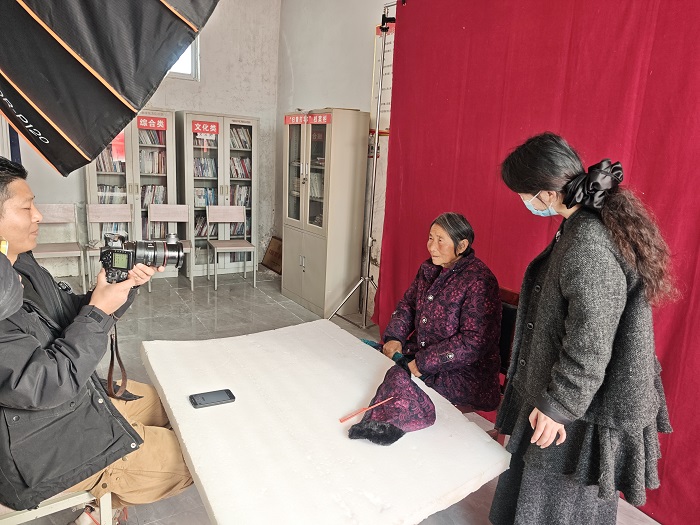 团县委开展“联心关怀助乡村 公益服务暖乡邻”志愿服务活动