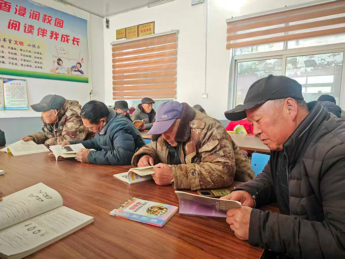 地闲人不闲 书香润农家 地闲人不闲 书香润农家