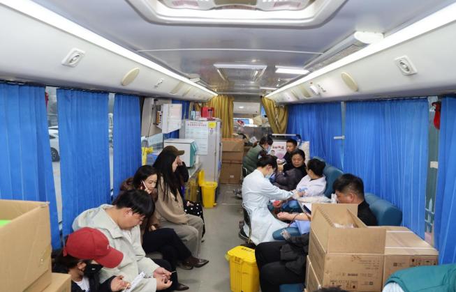 热血暖冬  为爱挽袖 民权县疾控中心干部职工无偿献血传递温情