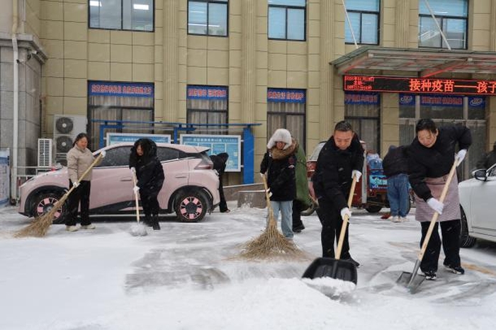 民权县疾病预防控制中心积极应对低温雨雪天气 全力扫雪除冰保障安全 民权县疾病预防控制中心积极应对低温雨雪天气 全力扫雪除冰保障安全