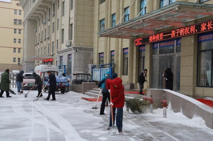 民权县疾病预防控制中心积极应对低温雨雪天气 全力扫雪除冰保障安全 民权县疾病预防控制中心积极应对低温雨雪天气 全力扫雪除冰保障安全