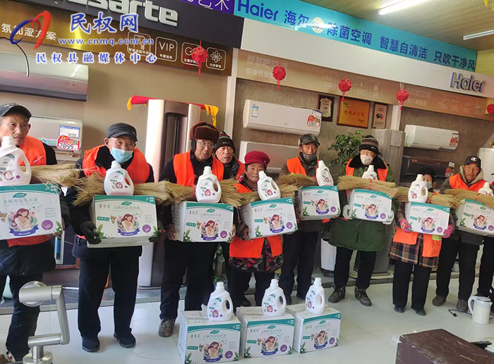 寒雪映温情 爱心暖“橙”光