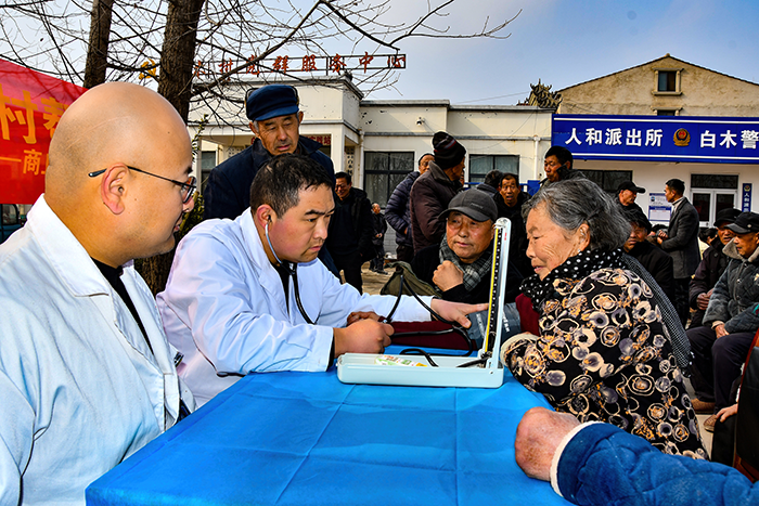 义诊惠民暖人心  爱心餐食叙温情