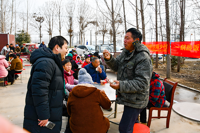 义诊惠民暖人心  爱心餐食叙温情