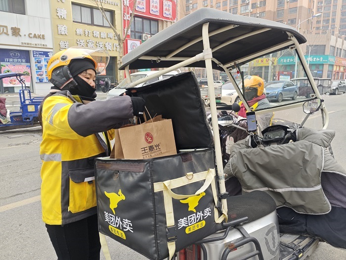 团县委联合多部门为外卖骑手送上冬日温暖