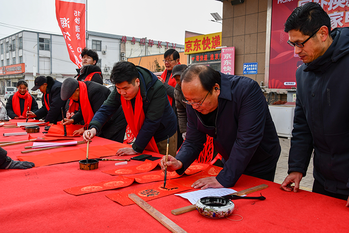 文化迎春 艺术为民 ——民权县人和镇开展2026年新春义写春联公益活动