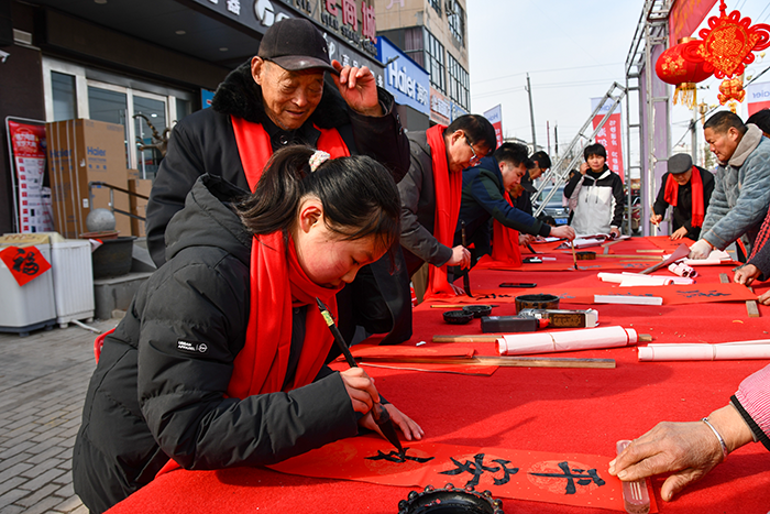 文化迎春 艺术为民 ——民权县人和镇开展2026年新春义写春联公益活动