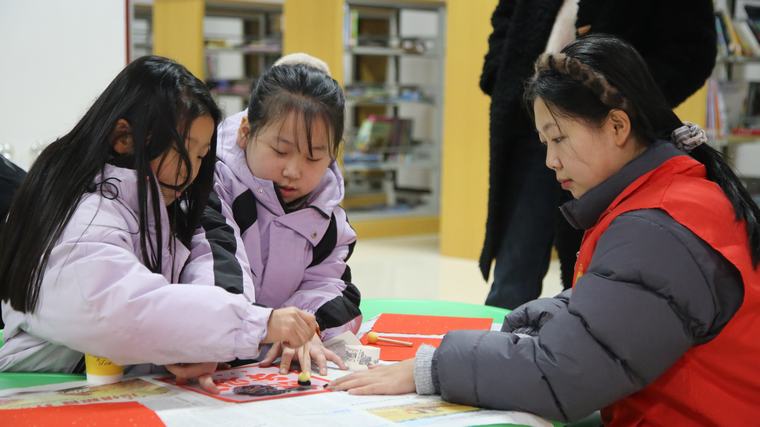 民权县图书馆举办“阅绘新春·拓印纳福”亲子阅读活动