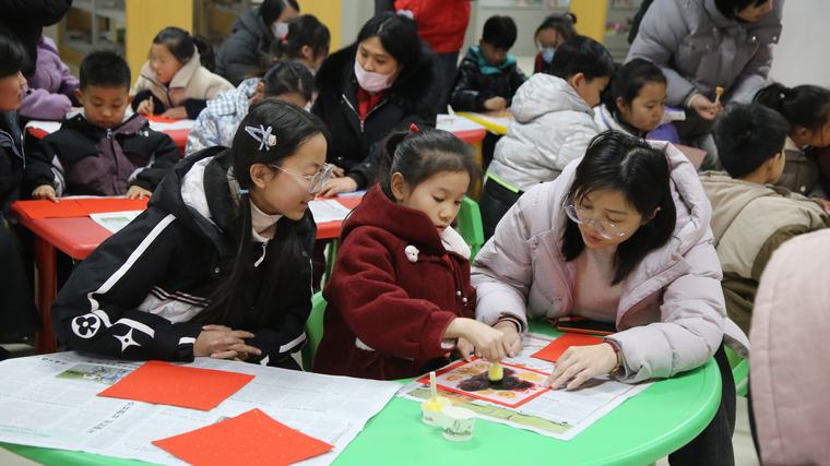 民权县图书馆举办“阅绘新春·拓印纳福”亲子阅读活动