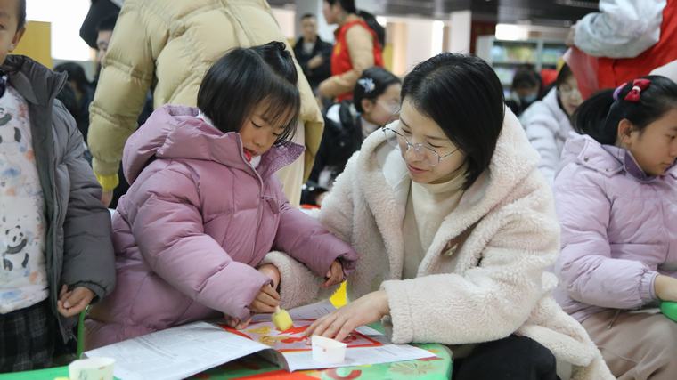 民权县图书馆举办“阅绘新春·拓印纳福”亲子阅读活动