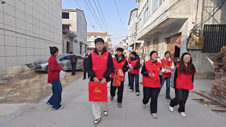 墨香暖民心 春联送万福——民权县图书馆开展新春送福暨读者满意度调查活动 墨香暖民心 春联送万福——民权县图书馆开展新春送福暨读者满意度调查活动