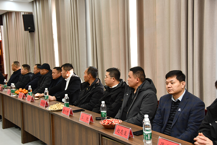 人和镇召开返乡人士座谈会 共话家乡发展