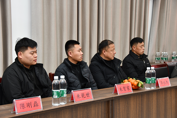 人和镇召开返乡人士座谈会 共话家乡发展