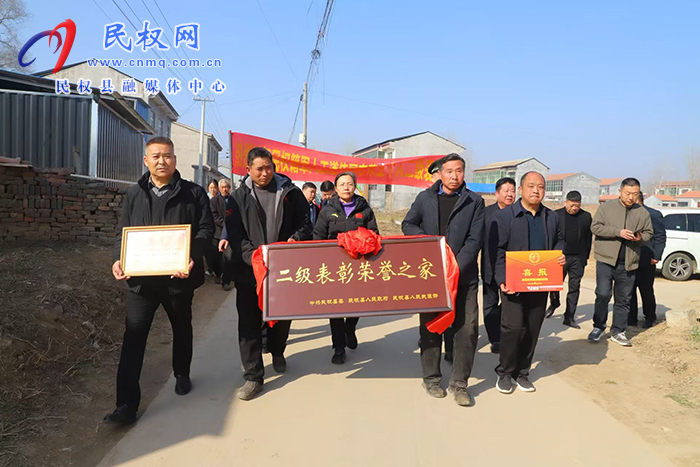 县委书记王静娴为立功受奖军人家庭送喜报