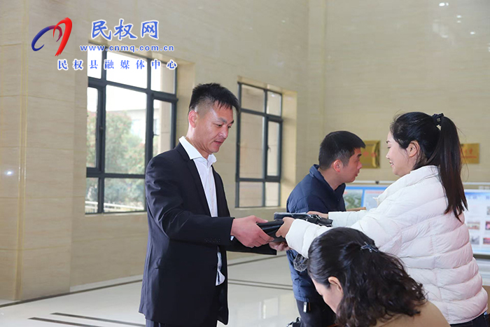 履职赴盛会 人大代表向大会报到