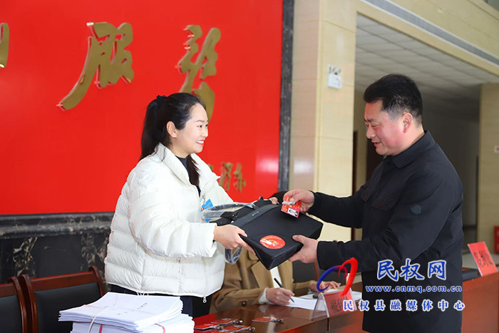 履职赴盛会 人大代表向大会报到