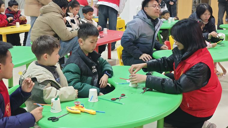 民权县图书馆开展“探索科学奥秘 点亮童心梦想”少儿科普知识讲座