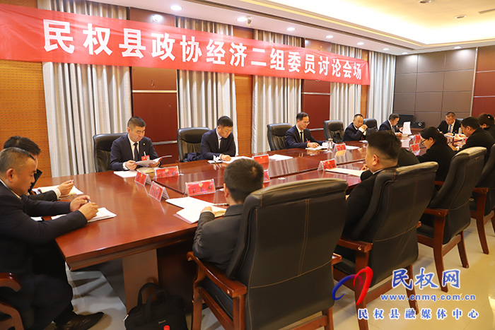   县委副书记、县长王景义参加政协经济二组委员讨论