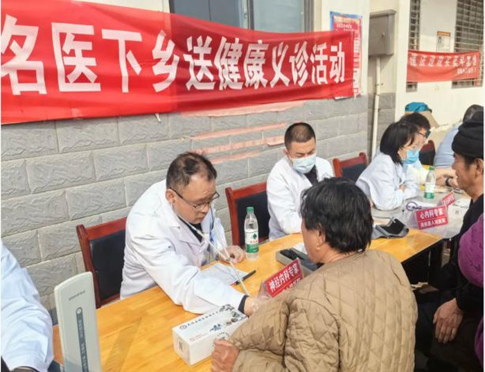 名医下乡惠民生 义诊服务暖人心 ——民权县人民医院联合胡集回族乡卫生院 走进冯堂村开展健康义诊