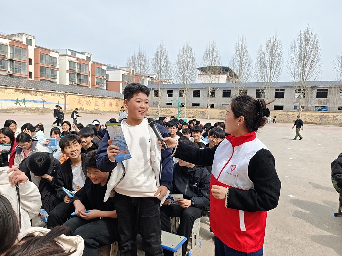 团县委开展“预防未成年人犯罪 共建平安和谐校园”主题宣传活动