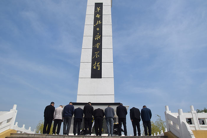 缅怀英烈赓续血脉 笃行实干守护粮仓 ——民权县粮食收购储备中心开展清明祭扫文明实践活动