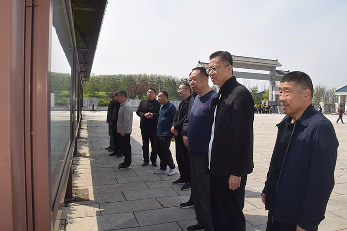 缅怀英烈赓续血脉 笃行实干守护粮仓 ——民权县粮食收购储备中心开展清明祭扫文明实践活动