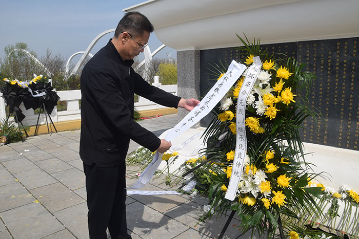 缅怀英烈赓续血脉 笃行实干守护粮仓 ——民权县粮食收购储备中心开展清明祭扫文明实践活动