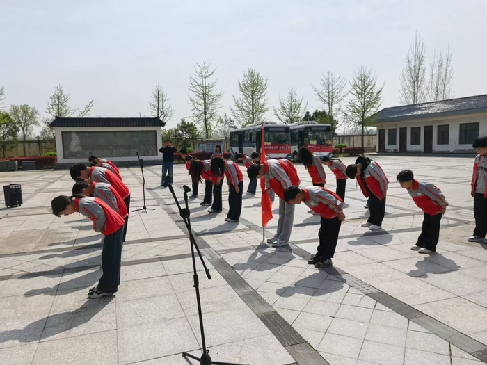 故土英魂在,清明少年行—— 民权县白云寺镇第一初级中学祭扫杞县烈士陵园纪实 故土英魂在,清明少年行—— 民权县白云寺镇第一初级中学祭扫杞县烈士陵园纪实