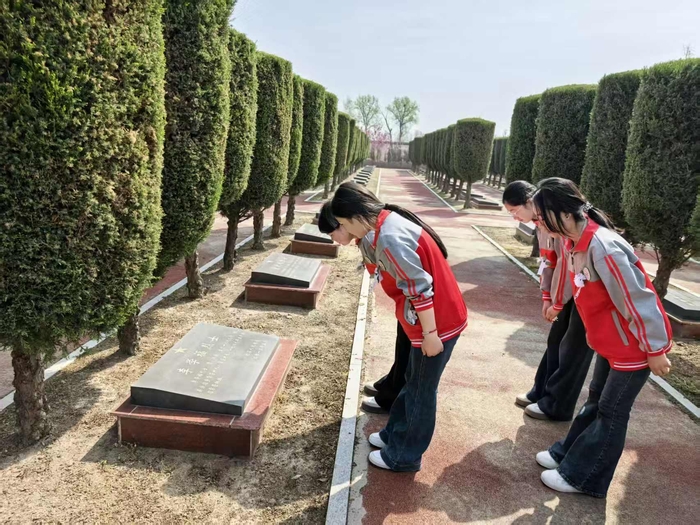 故土英魂在,清明少年行—— 民权县白云寺镇第一初级中学祭扫杞县烈士陵园纪实 故土英魂在,清明少年行—— 民权县白云寺镇第一初级中学祭扫杞县烈士陵园纪实