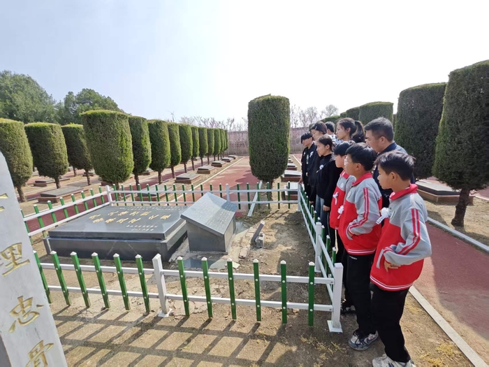 故土英魂在,清明少年行—— 民权县白云寺镇第一初级中学祭扫杞县烈士陵园纪实 故土英魂在,清明少年行—— 民权县白云寺镇第一初级中学祭扫杞县烈士陵园纪实