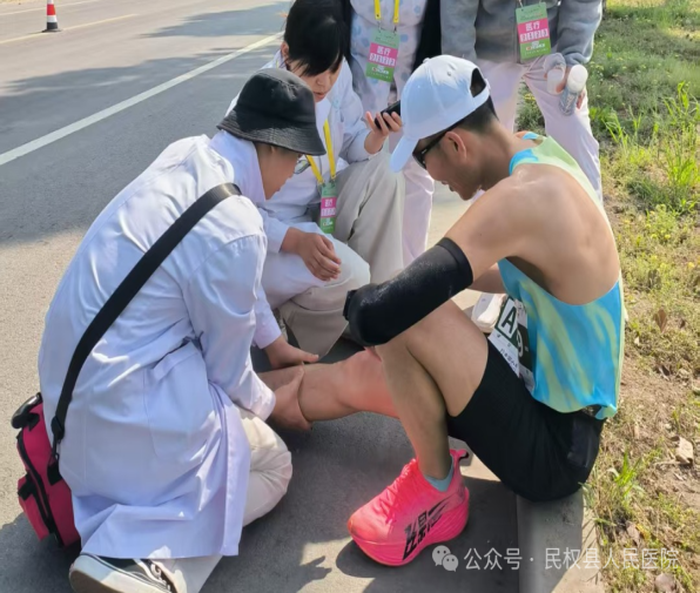 “医”心助力 护航奔跑 --民权县卫健委圆满完成第四届马拉松赛事医疗保障工作