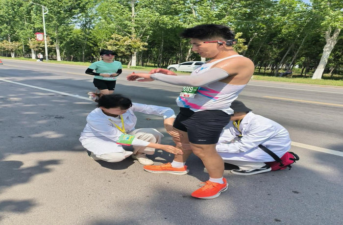 “医”心助力 护航奔跑 --民权县卫健委圆满完成第四届马拉松赛事医疗保障工作