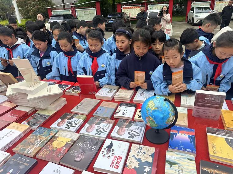 全民阅读活动周 | 民权县图书馆开展全民阅读推广进校园活动