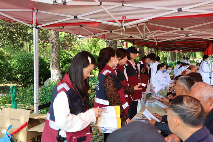 民权县疾病预防控制中心开展 “预防接种 苗助健康 全民行动”主题宣传活动