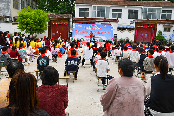 童心颂劳动 欢乐庆五一 民权县人和镇内西村童伴之家举办节日文艺活动